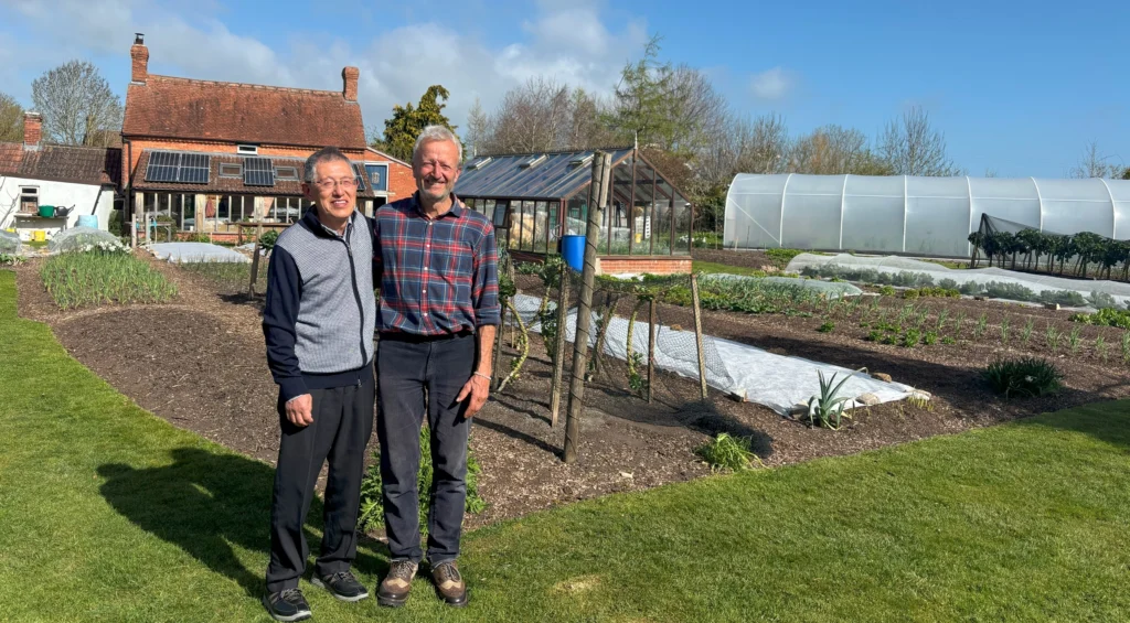 ノーディグ農法第一人者のチャールズ・ダウディング氏と、当協会の代表理事 小林民雄